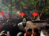 重庆居民楼起火 汽车堵路被掀翻在地