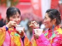 400余中外选手同煨排骨藕汤，煨汤擂台赛让市民体验“老武汉的味道”