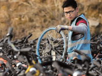 武汉洪山数万辆共享单车淘旧换新，单车拆卸工年均25岁
