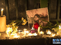 民众悼念乌克兰失事客机遇难者 