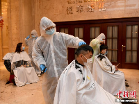 武汉市理发师志愿者为医疗队免费提供剪发服务