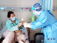 武汉：摘朵小花送给病房里的你 