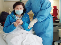 武汉：摘朵小花送给病房里的你 