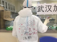 “背”感温暖！90后护士白衣战袍画漫画