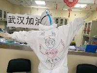 “背”感温暖！90后护士白衣战袍画漫画