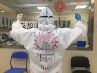 “背”感温暖！90后护士白衣战袍画漫画