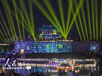 湖北荆州：古城光影秀重启 致敬最美逆行者