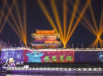 湖北荆州：古城光影秀重启 致敬最美逆行者