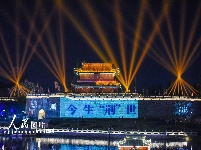 湖北荆州：古城光影秀重启 致敬最美逆行者