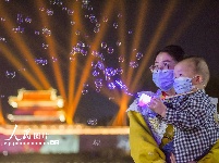 湖北荆州：古城光影秀重启 致敬最美逆行者