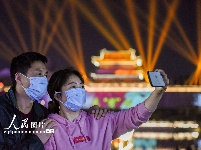 湖北荆州：古城光影秀重启 致敬最美逆行者