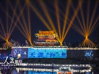 湖北荆州：古城光影秀重启 致敬最美逆行者