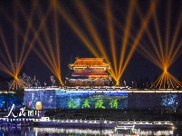 湖北荆州：古城光影秀重启 致敬最美逆行者
