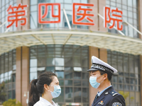警医伉俪 同心战疫