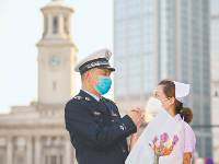 警医伉俪 同心战疫
