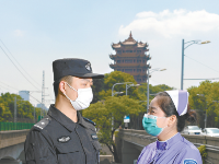 警医伉俪 同心战疫