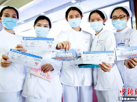 武汉5名护士获赠抗疫纪念登机牌