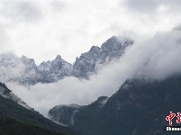 甘南藏区岷山雨后现“云海”