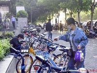 上下班 走单骑 都市白领热骑共享单车