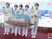 武汉5名护士获赠抗疫纪念登机牌