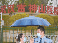 警医伉俪 同心战疫