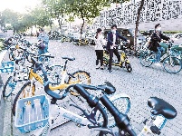 上下班 走单骑 都市白领热骑共享单车