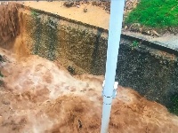 暴雨袭宜昌 警察砸窗救人