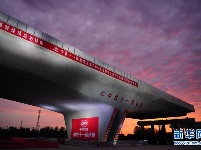 在鄂央企承建的跨京广铁路转体桥成功转体