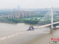 “武汉造”！世界首座轻型钢混结构斜拉桥合龙