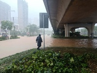 暴雨袭宜昌 警察砸窗救人