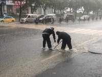 暴雨袭宜昌 警察砸窗救人