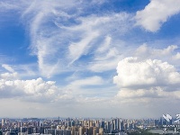 武汉：夏日蓝天白云美如画