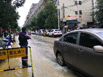 南方大部连遭强降水袭击，广西桂林部分道路中断、汽车被冲走
