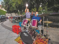 “夕阳红”乐队 鼓动正青春