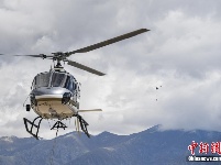西藏首次开展直升机飞播造林