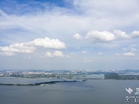 武汉：夏日蓝天白云美如画