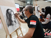 中国美院师生为援鄂抗疫女医护人员画像
