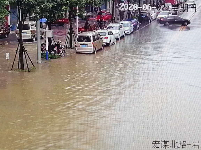 南方大部连遭强降水袭击，广西桂林部分道路中断、汽车被冲走
