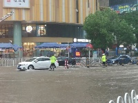 暴雨袭宜昌 警察砸窗救人