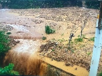 暴雨袭宜昌 警察砸窗救人