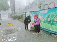 暴雨袭宜昌 警察砸窗救人