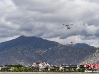 西藏首次开展直升机飞播造林