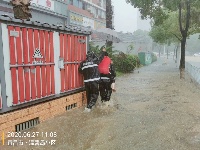 暴雨袭宜昌 警察砸窗救人