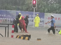 暴雨袭宜昌 警察砸窗救人