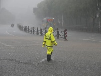 暴雨袭宜昌 警察砸窗救人