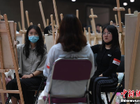 中国美院师生为援鄂抗疫女医护人员画像