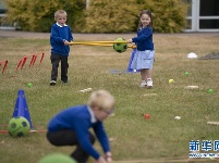 英格兰小学助学前班学生适应复课 