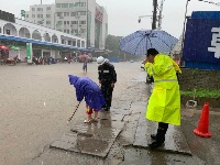 暴雨袭宜昌 警察砸窗救人