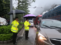 南方大部连遭强降水袭击，广西桂林部分道路中断、汽车被冲走