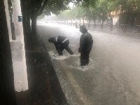 暴雨袭宜昌 警察砸窗救人